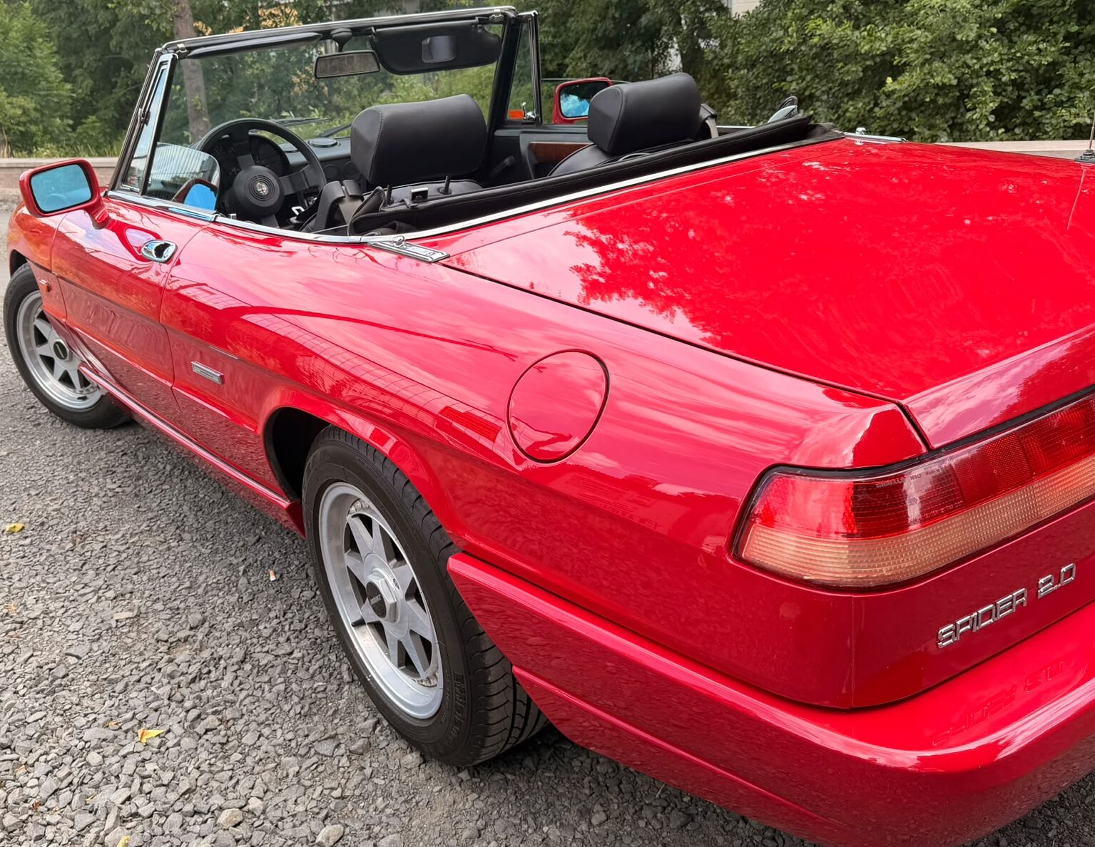 Alfa Romeo Spider nach professioneller Lackschaden-Reparatur und Teil­lackierung